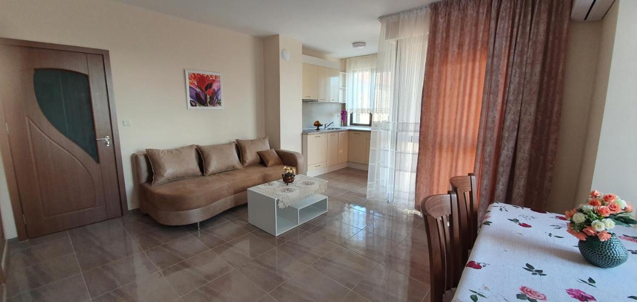 Luxury Apartments Ekaterina Chernomorets Bagian luar foto