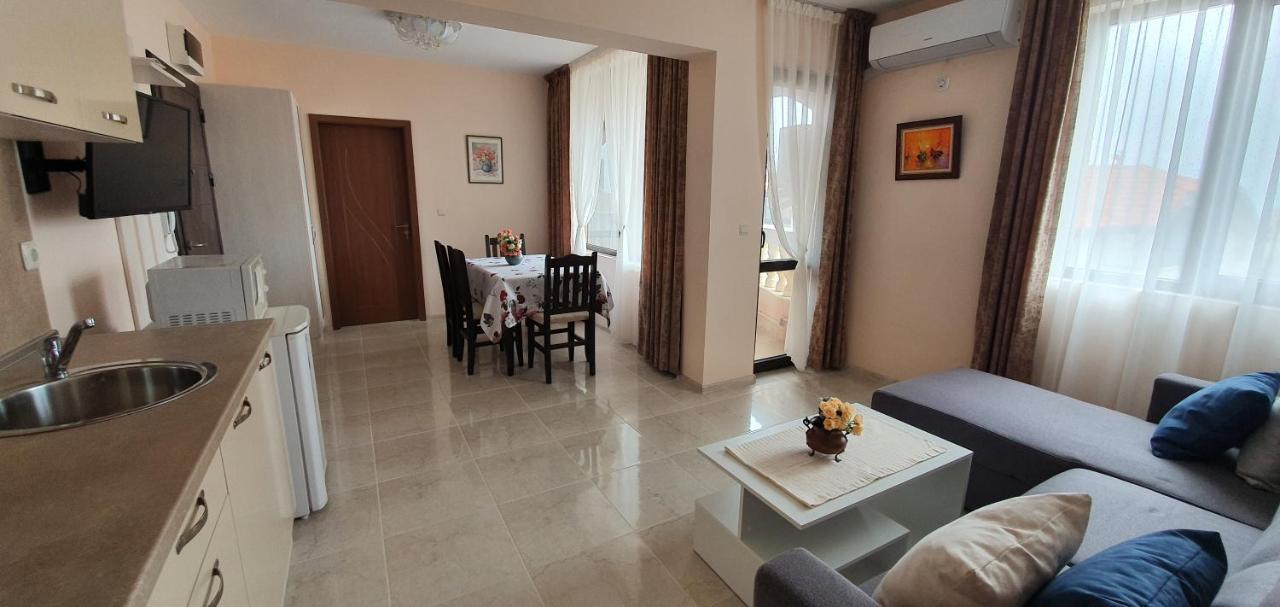 Luxury Apartments Ekaterina Chernomorets Bagian luar foto