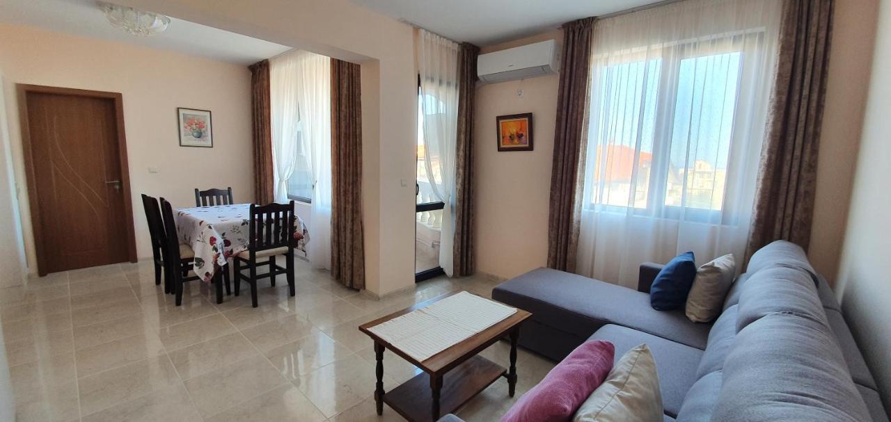 Luxury Apartments Ekaterina Chernomorets Bagian luar foto