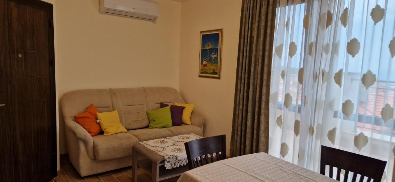Luxury Apartments Ekaterina Chernomorets Bagian luar foto