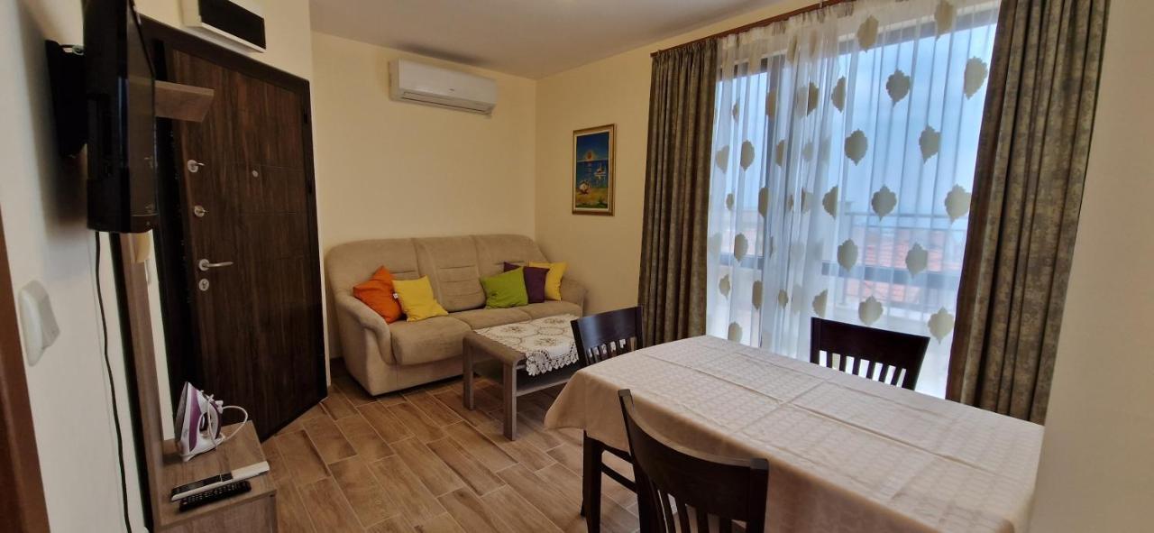 Luxury Apartments Ekaterina Chernomorets Bagian luar foto